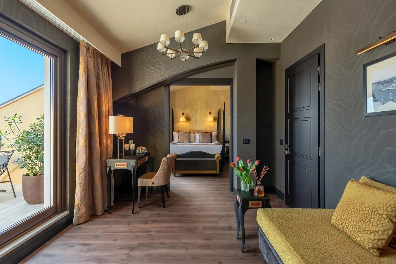 Palazzo Veneziano - Venice Collection