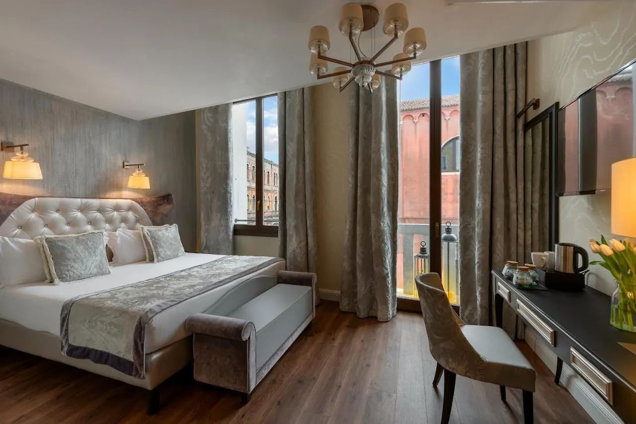 Palazzo Veneziano - Venice Collection